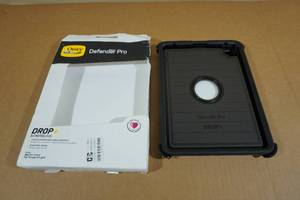 lot 21 image: Otterbox Defender Pro Apple iPad Pro 11 Case