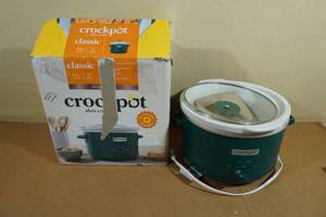 lot 128 image: Classic 4.5QT Round Crockpot
