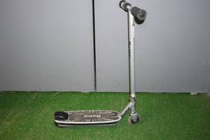 lot 170 image: Razor Kids Electric Kick Scooter