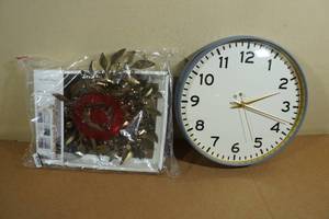 lot 206 image: Hearth & Hand Clock with Brass Leaf Garland