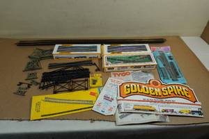 lot 249 image: Assorted Vintage Train Set Accessories