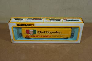 lot 252 image: Vintage HO Scale Bachmann Chef Boyardee Box Car in Original Box