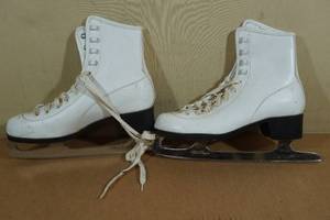 lot 291 image: CCM Figure Skates -Size 7