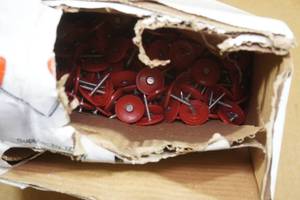 lot 296 image: 1 Plastic Cap Nails