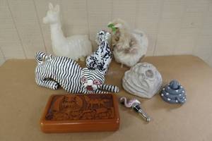 lot 321 image: Assorted Animal Dcor