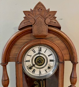 lot 12 image: Lovely Ornate Mantle Clock