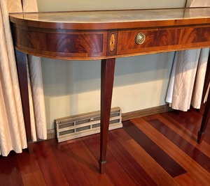 lot 27 image: Vintage Hekman Console Table