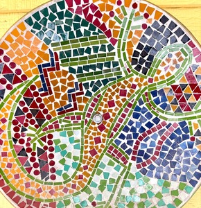 lot 46 image: Beautiful Mosaic Style Decor