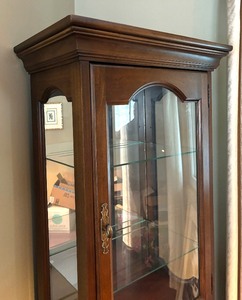 lot 13 image: Distinctive Mirror Back Display Cabinet with Glass Shelves