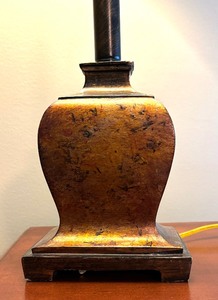 lot 65 image: Luxurious Table Lamp