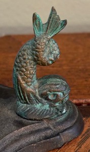 lot 122 image: Vintage Metal Fish Motif Stand with Cobalt Blue Glass Ball