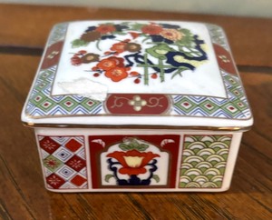 lot 126 image: Delightful Decor
