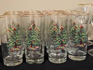 lot 17 image: Spode Christmas Tree Tumblers and Wine Glasses