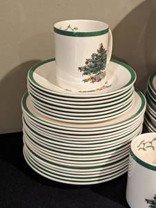lot 15 image: Spode Christmas Tree Dish Set