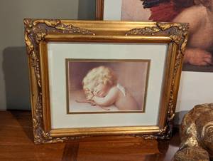 lot 114 image: Assorted Angels and Cherub Decor