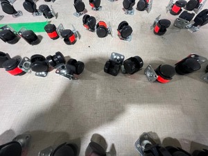 TABLE FULL OF 1 CASTORS