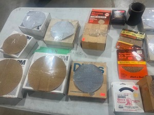 TABLE FULL OF SAND PAPER DISCS & SHEETS OF VARIOUS GRITS