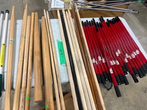 TABLE FULL OF SHOVEL GARDEN TOOL HANDLES & PAINT ROLLER EXTENSION HANDLES