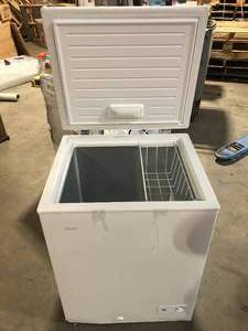 Vissani 4.9 cu. ft. Manual Defrost Chest Freezer with LED Light Type in White Garage Ready   Customer Returns See Pictures