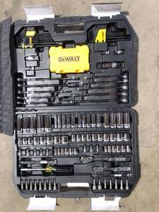 DEWALT 14 in. x 38 in. Drive Polished Chrome Mechanics Tool Set (142-Piece) Customer Returns See Pictures