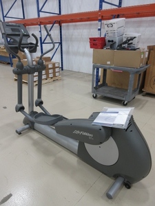 lot 1 image: LIFE FITNESS ELLIPTICAL TOTAL BODY TRAINER