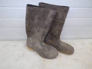 lot 37 image: Size 11 Rain Boots