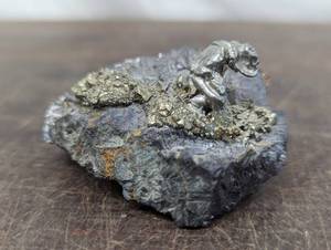 lot 74 image: Rock Dcor