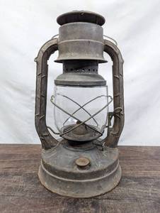 lot 2 image: Old Dietz #2  D-Lite Lantern