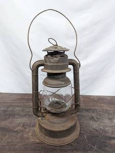 lot 3 image: Old Dietz #2 Large Fount D-Lite Lantern