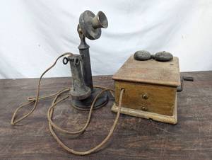 lot 4 image: Antique Phone