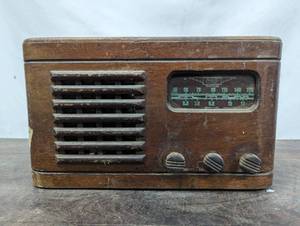 lot 5 image: Old Majestic Radio