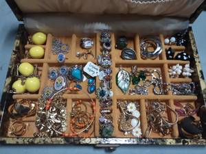 Mele Jewelry Box With Contents & Key 25 Rings (13x8x3)