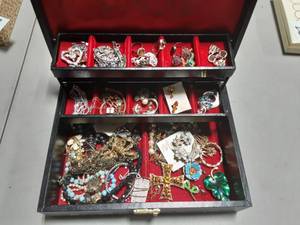 Vintage Jewelry Chest & Contents (12x8)