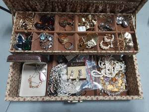 Vintage Jewelry Chest & Contents (12x8)