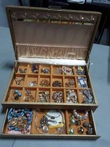 Vintage Jewelry Chest & Contents (12x8)