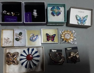 Lot Of Vintage Brooches