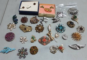 Lot Of Vintage Brooches