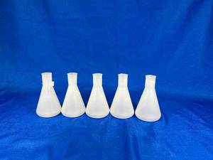 lot 6 image: 5 - Plastic 125ml Erlenmeyer Flasks