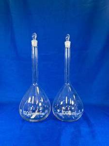 lot 18 image: 2 - 1000ml Volumetric Flasks With Cap Used