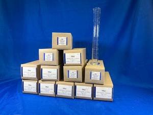 lot 22 image: 12 - 100ml Graduated Cylinders Merco Glass