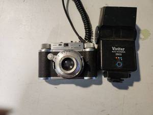 lot 9 image: Camera with Vivitar Light