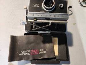 lot 11 image: Vintage Polaroid 250 Land Camera