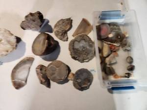 lot 17 image: Box of Geodes and Agates