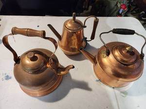 lot 28 image: 3 Vintage Copper Teapots