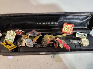 lot 76 image: Vintage Pins