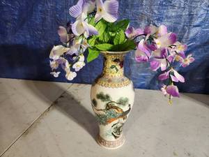 lot 79 image: Asian Vase