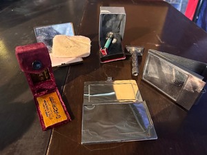 lot 115 image: Variety of Vintage Ladies Razors, Makeup Powder Compacts, and Business Card Holder