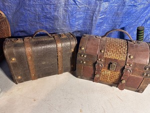 lot 123 image: Vintage Suitcases