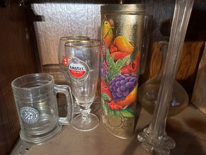 lot 137 image: Shelf of Vintage Glassware