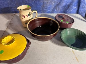 lot 139 image: Variety of Vintage Stoneware including two covered casserole dishes, Brown Mixing Bowl, Pitcher and Serving Bowl